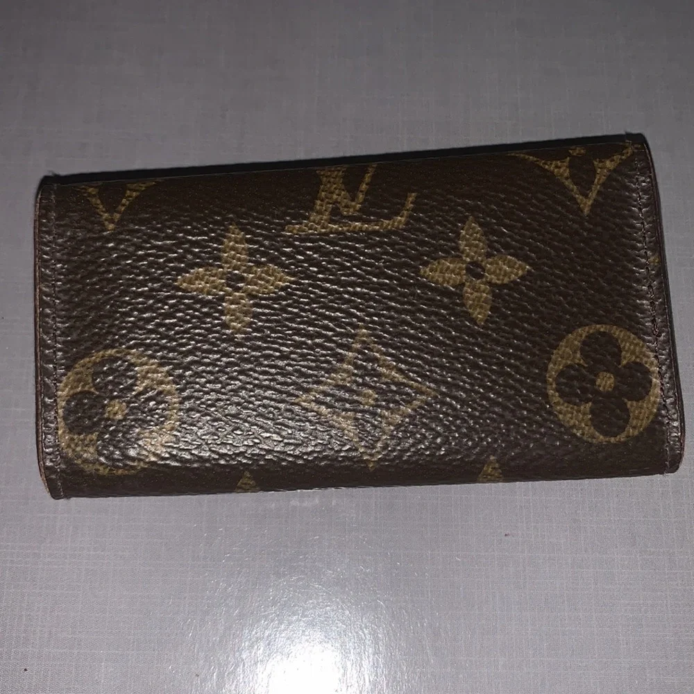 ♥️ ♥️ Louis Vuitton Monogram signature design LV Logo 4 key holder M/F